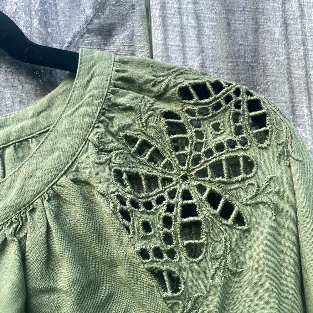 Crown & Ivy Olive Green Lace Detail Women's Top Sz S - Picture 4 of 9